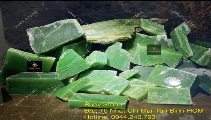 Sự khác nhau cơ bản của Jadeite jade (Ngọc cẩm thạch) và Nephrite jade (Ngọc bích)