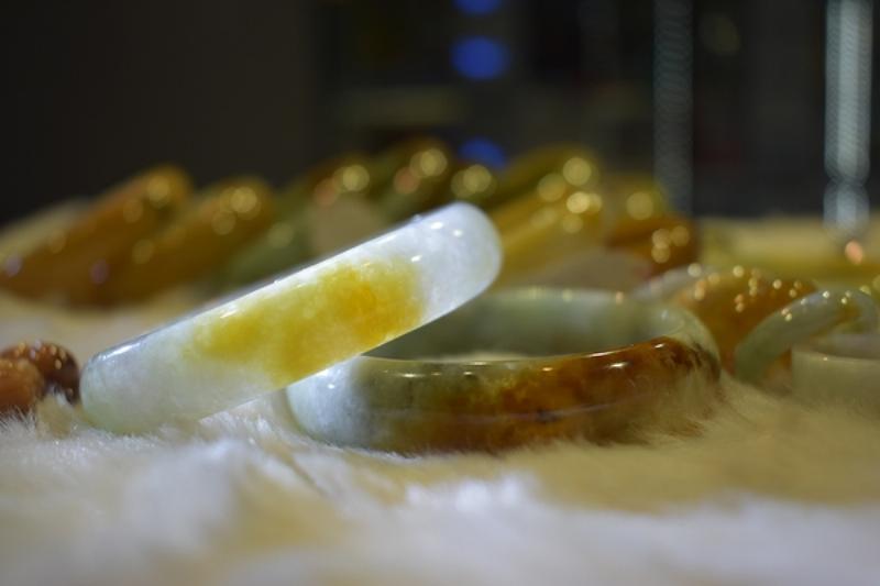 Hướng dẫn cách chọn vòng cẩm thạch chất lượng, chú ý đến màu sắc, độ trong suốt và vân đá để tránh mua phải hàng giả, hàng kém chất lượng.