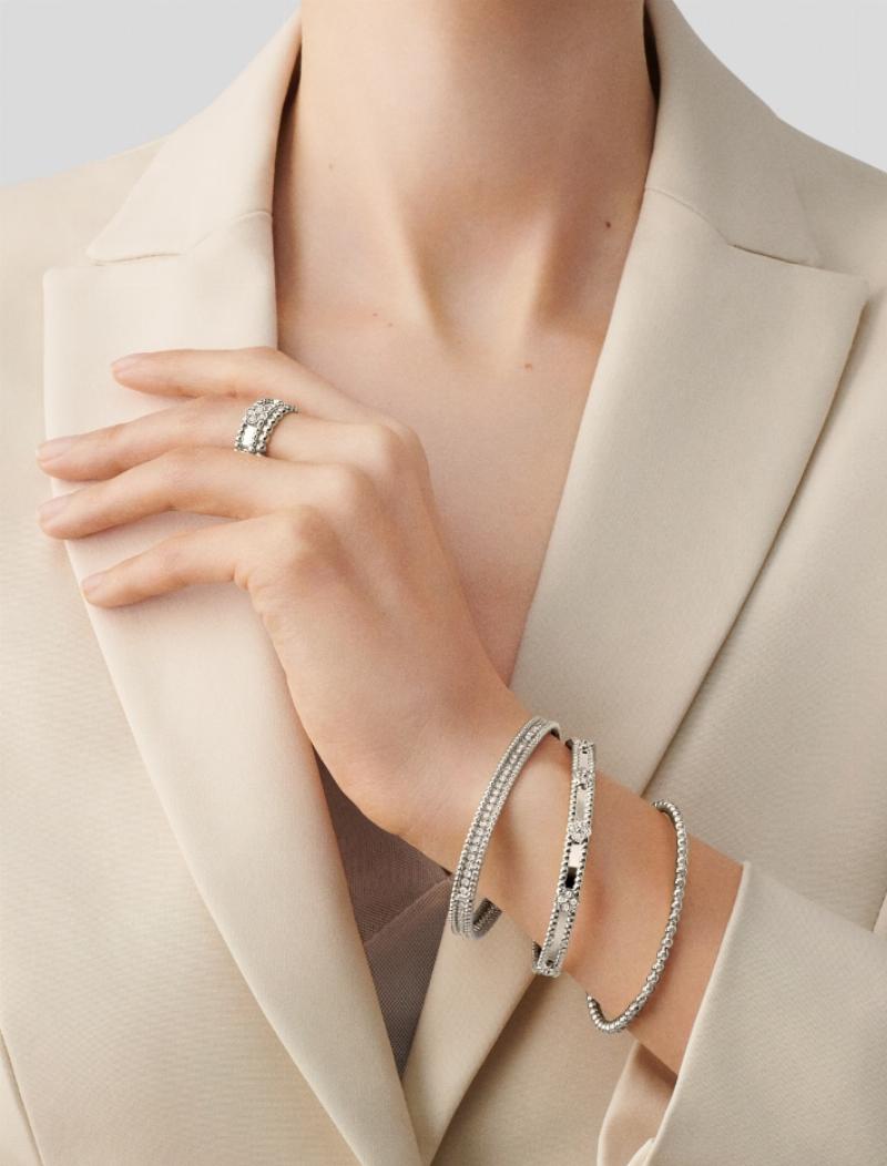 Mặt dây chuyền ngà voi thật kiểu dáng cổ điển, chạm khắc tinh xảo, thể hiện sự sang trọng và đẳng cấp