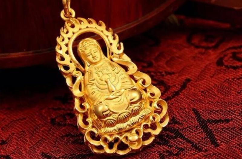 Mặt dây chuyền Phật vàng 18K sang trọng và tinh tế, thể hiện sự tôn kính và mang lại may mắn cho người sở hữu.