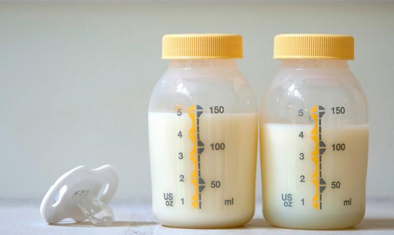 Hình ảnh người mẹ âu yếm đứa con, thể hiện tình mẫu tử thiêng liêng và sự quan tâm đến sức khỏe của con.