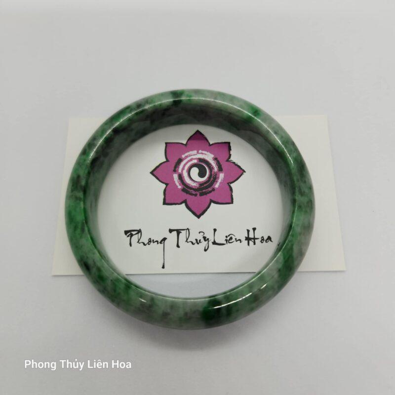 Ngọc bích và cẩm thạch trong phong thủy: Minh họa các vật phẩm phong thủy làm từ ngọc bích và cẩm thạch, thể hiện ý nghĩa tâm linh và giá trị phong thủy của chúng.