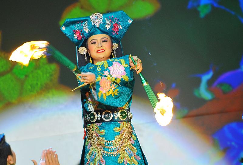 Ảnh minh họa Ngọc Hoàng Phỉ với màu sắc và độ trong khác nhau