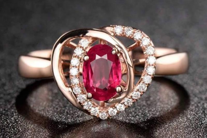 Ngọc Hoàng Phỉ màu trắng, vàng nhạt cho người mệnh Kim