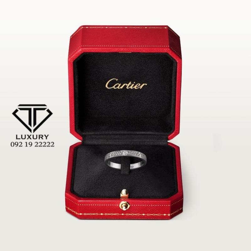 Nhẫn Cartier kim cương sang trọng lấp lánh dưới ánh đèn