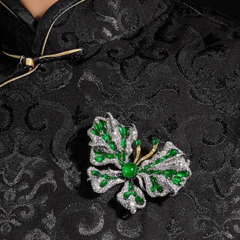 Phân biệt ngọc bích và cẩm thạch: Hình ảnh so sánh trực quan giữa jadeite (cẩm thạch) và nephrite (một loại ngọc bích) về màu sắc, độ trong và vân đá.