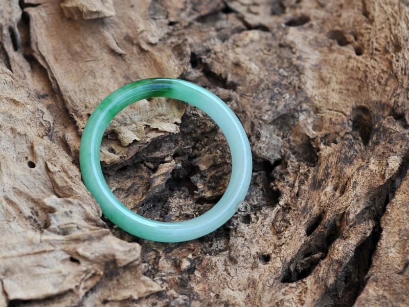 Tay đeo vòng cẩm thạch mệnh thủy