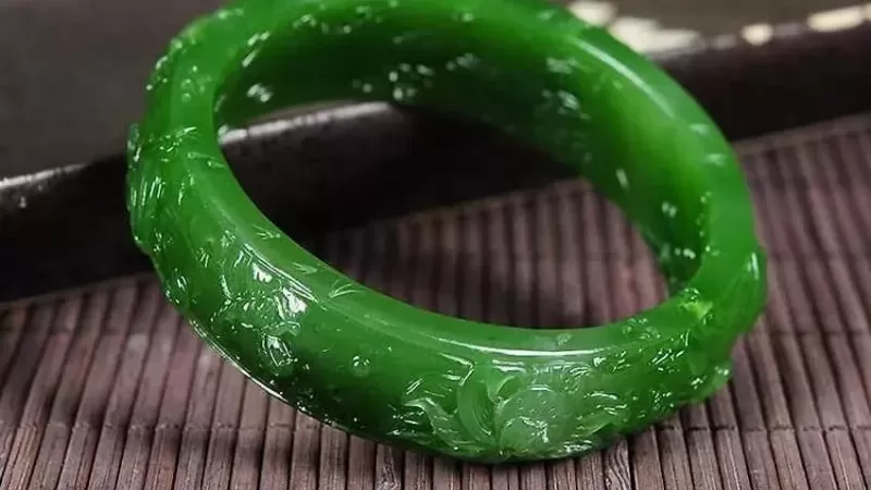 Vòng Phỉ Thúy Đắt Nhất Thế Giới: Màu Sắc Và Độ Trong Suốt