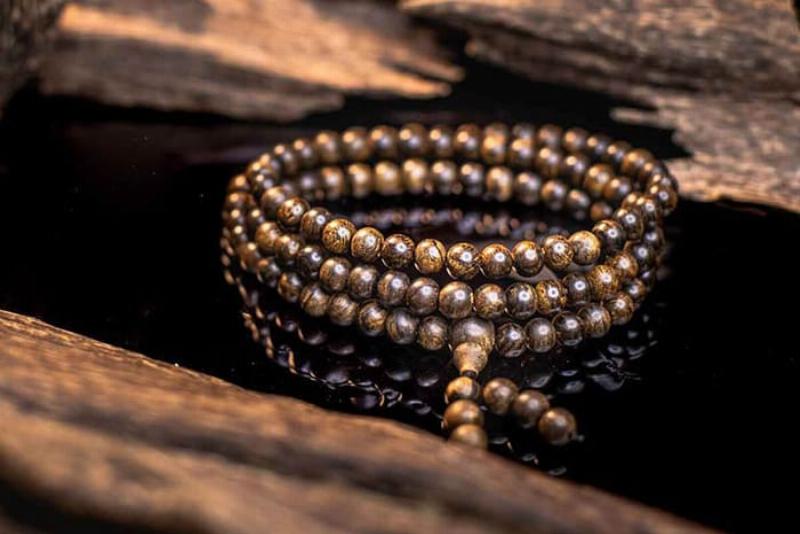 Vòng tay 13 hạt gỗ hương trầm ấm và gần gũi