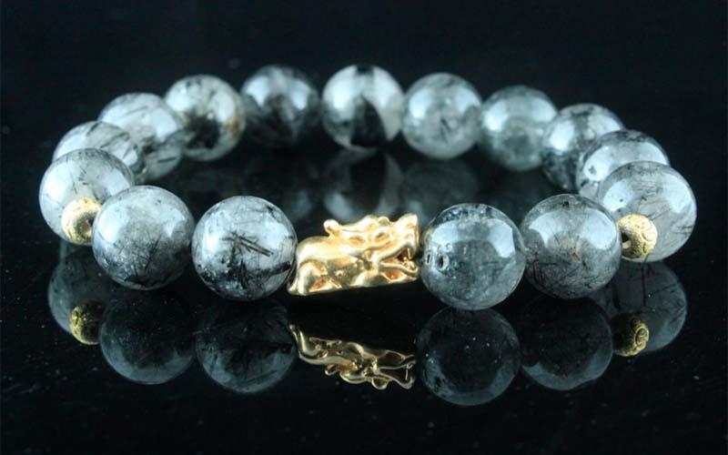 Vòng tay 18 hạt phong thủy với các chất liệu đá quý, gỗ và ngà voi mang lại may mắn và tài lộc