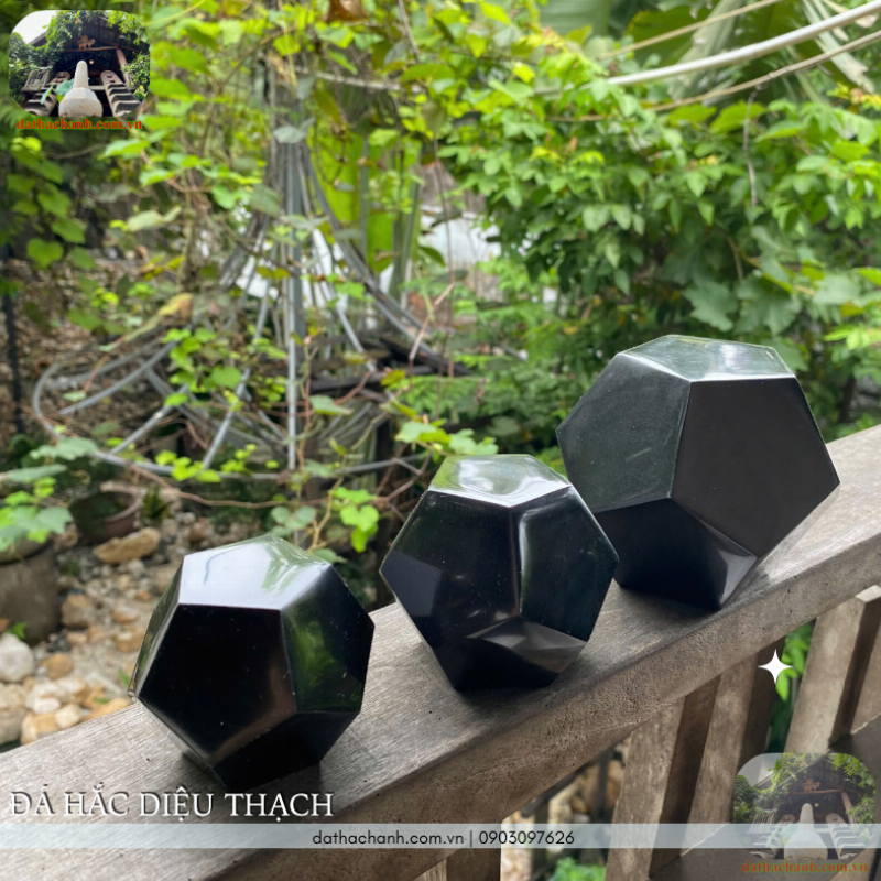 Vòng tay cẩm thạch phong thủy mang lại may mắn, tài lộc và sức khỏe cho người đeo, giúp cân bằng năng lượng và bảo vệ khỏi tà khí.