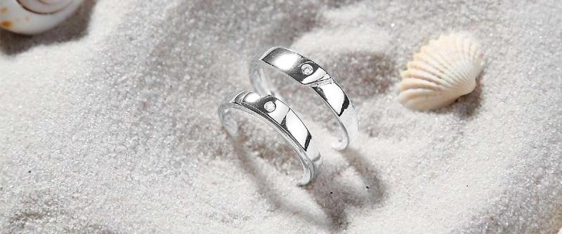 Vòng tay Cartier PNJ thiết kế tinh tế, sang trọng và đẳng cấp, phù hợp với nhiều phong cách thời trang khác nhau.