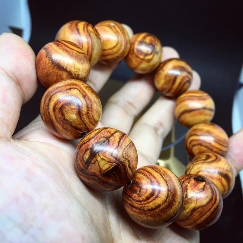 Vòng tay đá mã não màu đỏ dành cho người mệnh Hỏa, hỗ trợ sức khỏe và tinh thần.