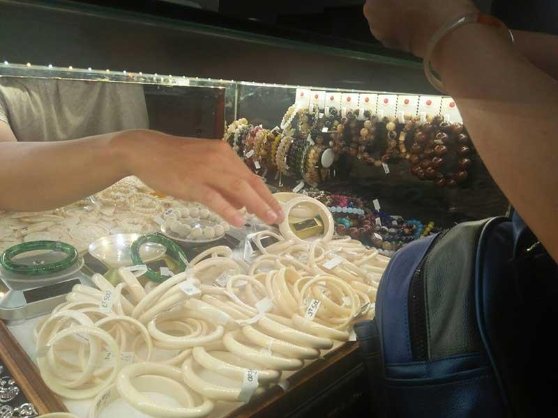 Vòng tay ngà voi, nanh hổ và phong thủy