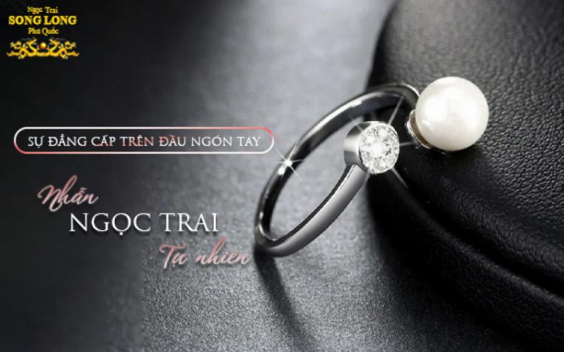 Hình ảnh chiếc vòng tay ngà voi quý hiếm, màu sắc tự nhiên, vân đẹp, thể hiện sự quý phái và đẳng cấp.