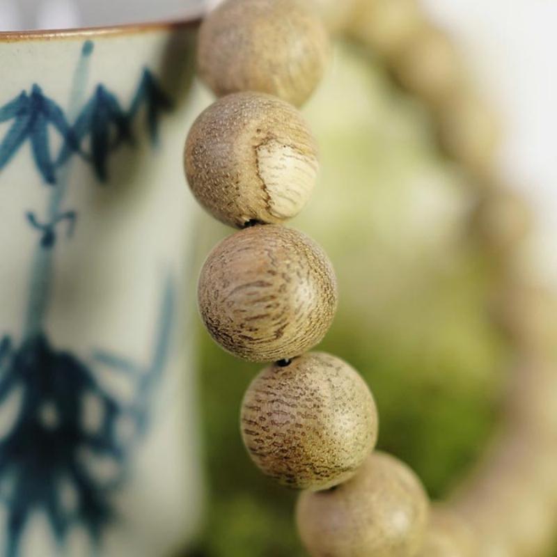 Vòng tay trầm hương biểu tượng cho tài lộc và thịnh vượng