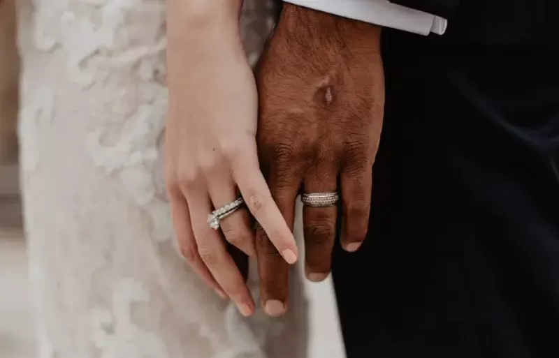 Chọn vàng cho nhẫn cưới: Vàng ta, vàng tây hay vàng trắng?