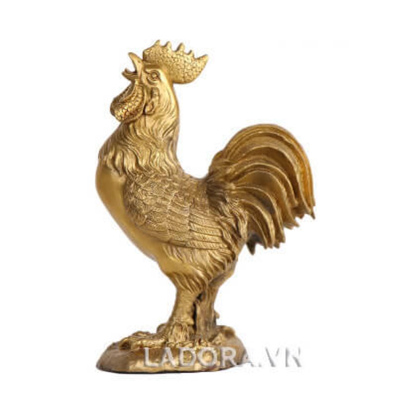 gà trống phong thủy bằng đồng đặt trên bàn làm việc