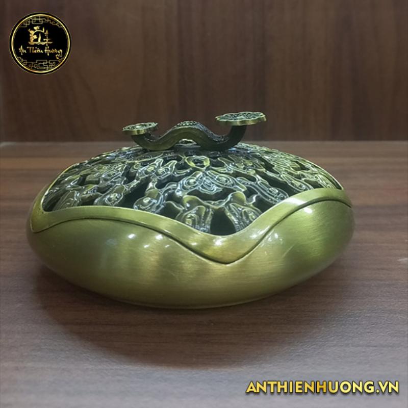 Bông trầm hương đeo cổ hình Phật Quan Âm, chạm khắc tinh xảo, thể hiện sự tôn kính