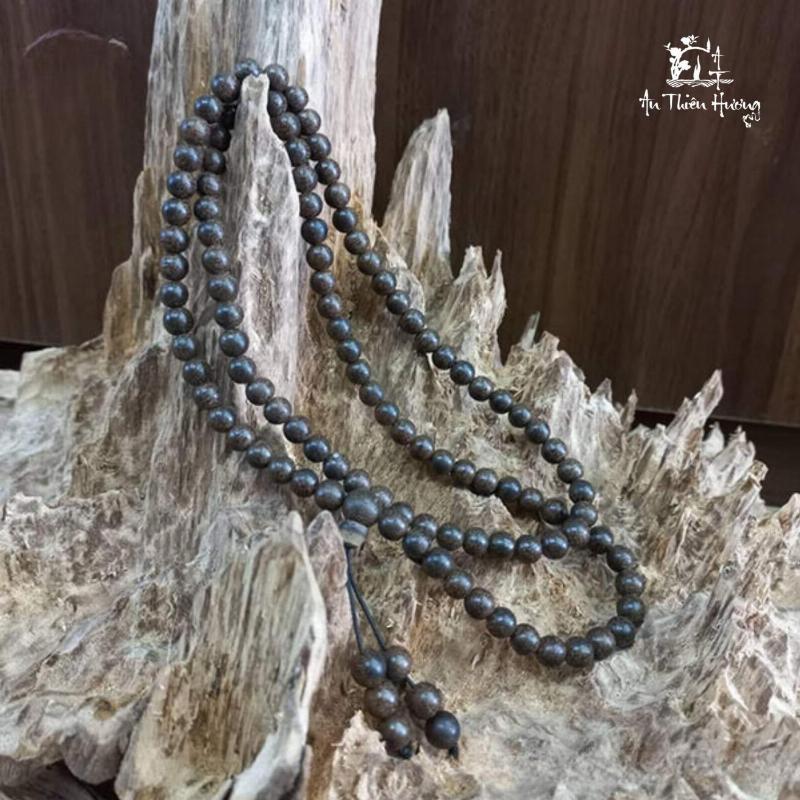 Bông trầm hương đeo cổ hình tròn, vân gỗ tự nhiên, hương thơm dịu nhẹ