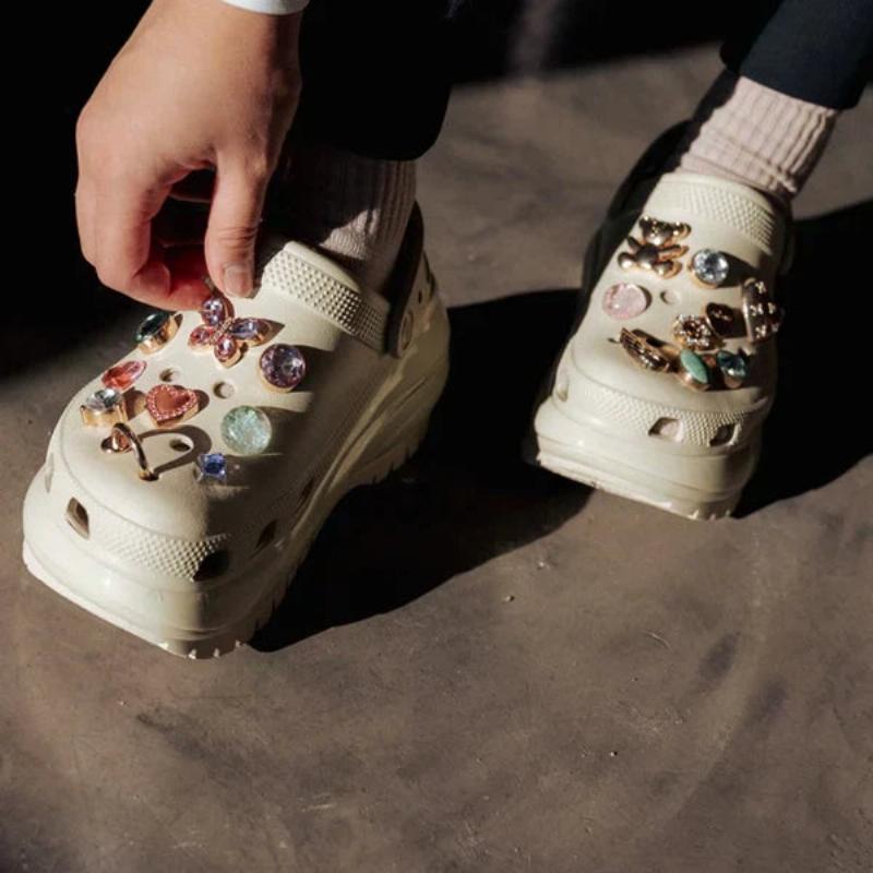 Hình ảnh so sánh hai mẫu mật gấu, một thật và một giả, với các đặc điểm khác nhau về màu sắc, độ đặc và mùi vị để người xem dễ dàng nhận biết.