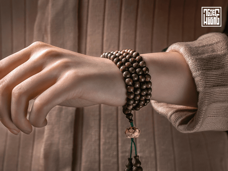 Lau vòng trầm hương bằng khăn mềm để giữ độ bóng và hạn chế trầy xước