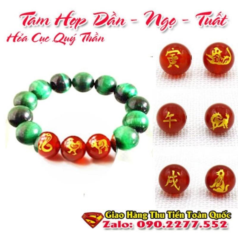 Người tuổi Dần đeo vòng đá mắt hổ trên tay