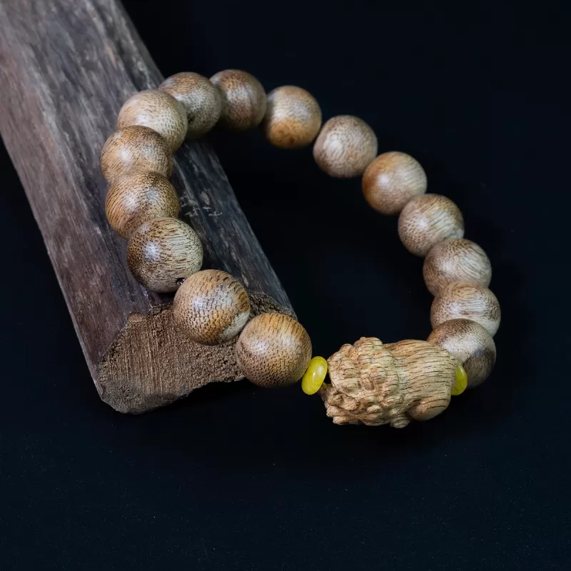 Vòng tay trầm hương nữ xua đuổi tà khí, mang lại bình an