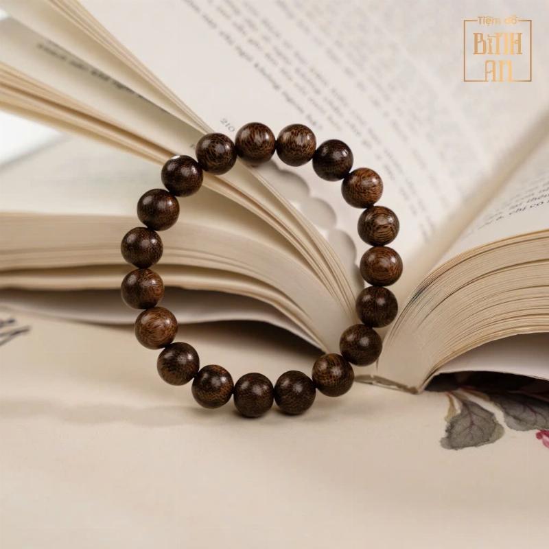 Vòng tay trầm hương tự nhiên mang lại bình an và may mắn.