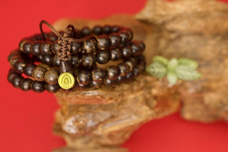 Vòng trầm hương 108 hạt Nha Trang vân may, biểu tượng của sự bình an và may mắn.