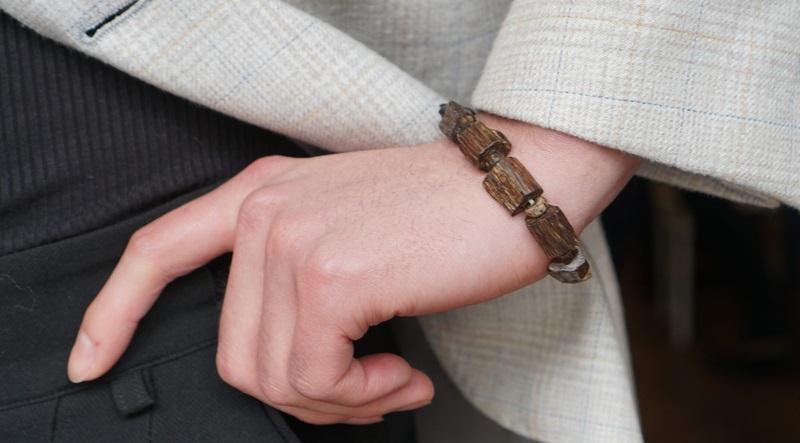 vòng trầm hương màu vàng nâu hợp mệnh thổ mang lại sự ổn định