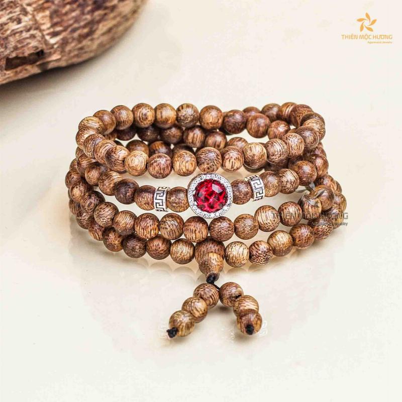 Vòng trầm hương sơn kết hợp bạc hình Phật Quan Âm mang lại bình an