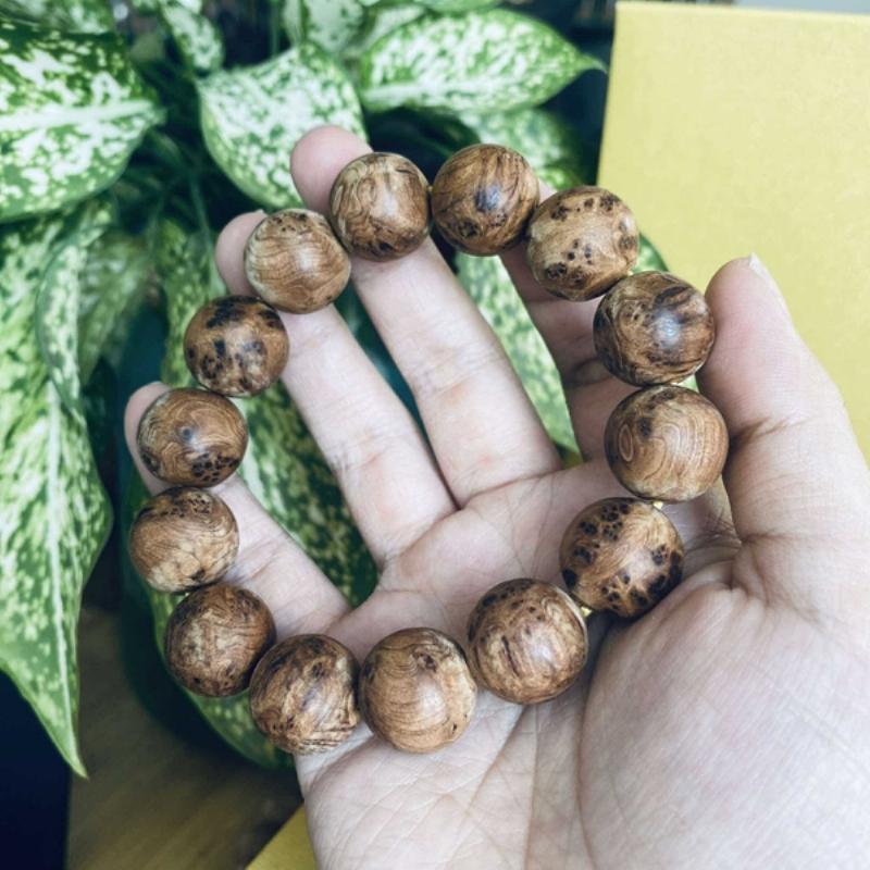 Vòng trầm hương xua đuổi âm khí thiết kế đơn giản, tinh tế