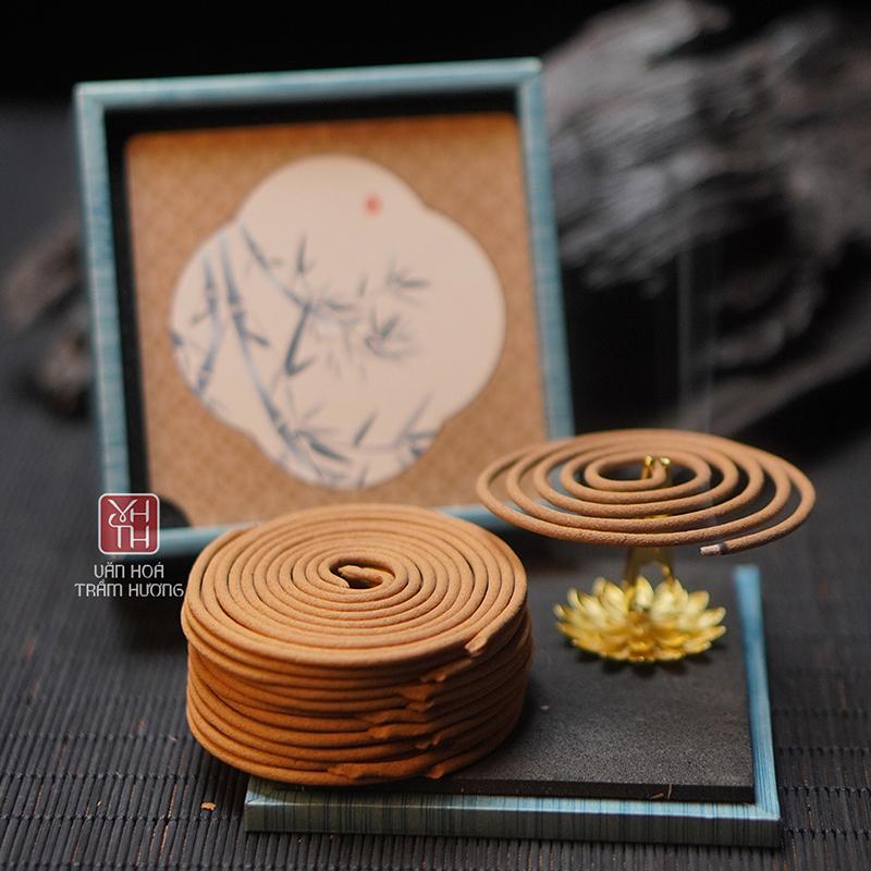 Bột trầm thảo mộc tự nhiên thanh lọc không khí, mang lại không gian thư thái và an lành.