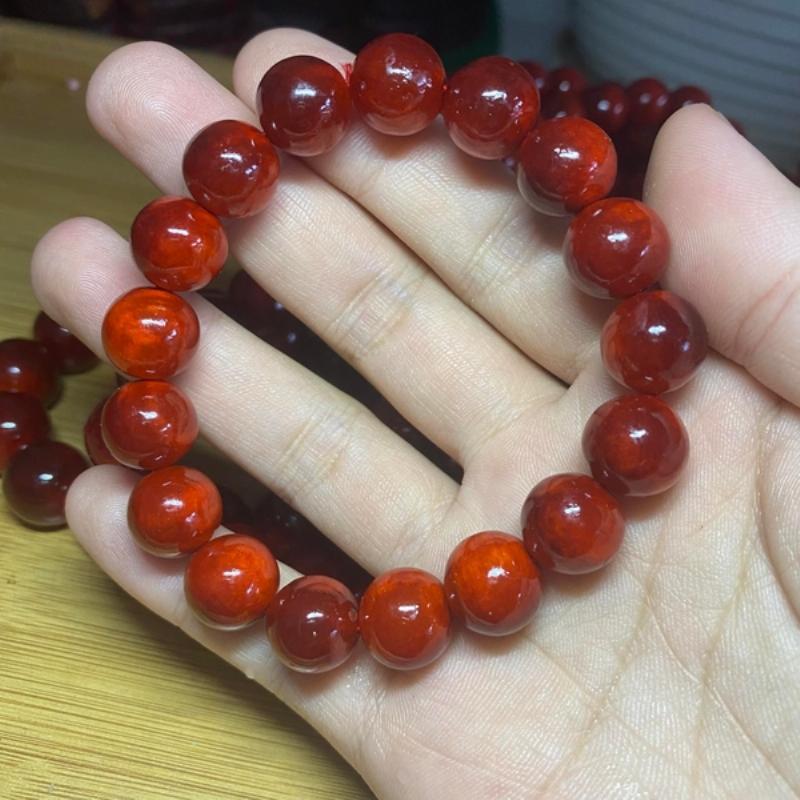 Hướng dẫn cách phân biệt kỳ nam thật và giả dựa trên màu sắc, vân gỗ, hương thơm và độ cứng, giúp người mua tránh bị lừa đảo.