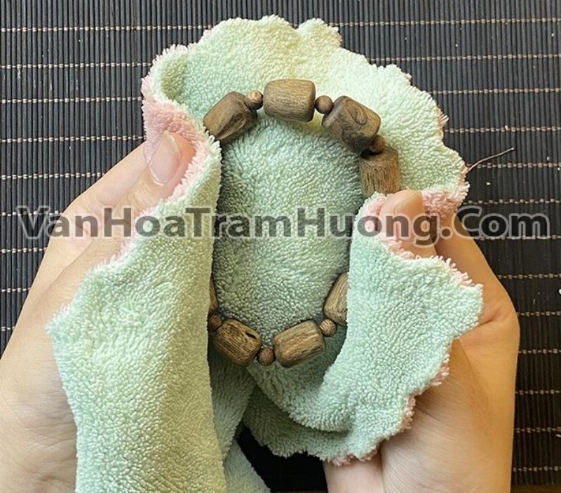 Cách tẩy uế vòng trầm hương tài lộc hiệu quả