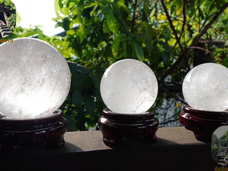 Đá thạch anh tím trên bàn làm việc