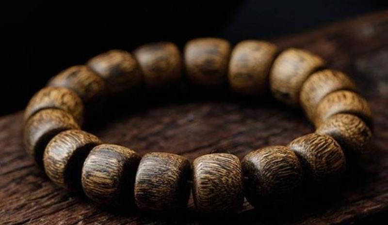 Cách đeo vòng trầm hương tay trái cho người tuổi Dậu để thu hút may mắn