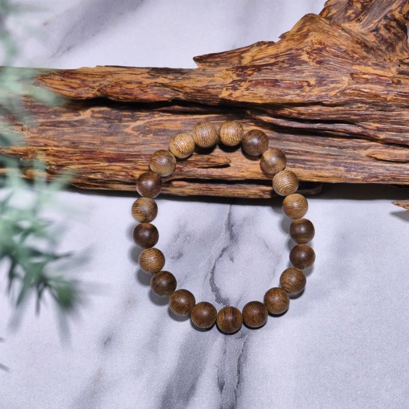 Người phụ nữ tập yoga với vòng trầm hương trên cổ tay