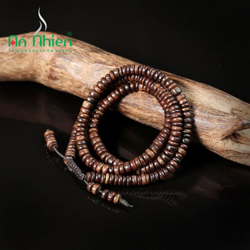 So sánh trầm hương thượng hạng và trầm hương thường, thể hiện vân dầu và màu sắc khác biệt