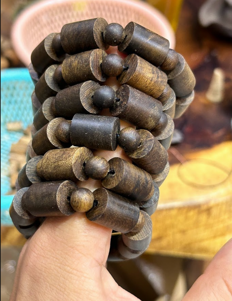 So sánh vòng trầm tự nhiên và nhân tạo về vân gỗ, màu sắc, mùi hương