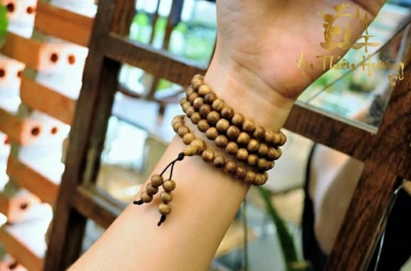 Tay Đeo Vòng Trầm Hương Khi Làm Việc