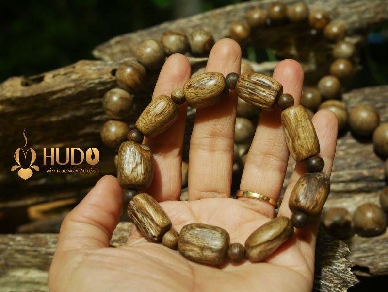Vòng tay trầm hương cao cấp, hương thơm dịu nhẹ, phong thủy tốt