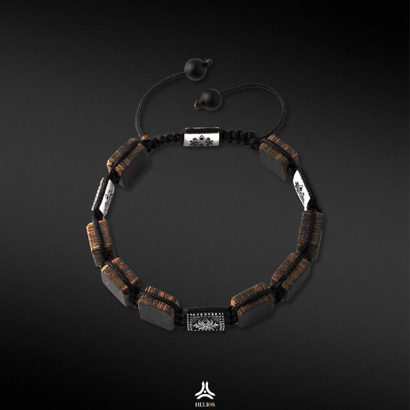 vòng tay trầm hương nữ đeo tay trái thu hút tài lộc và may mắn