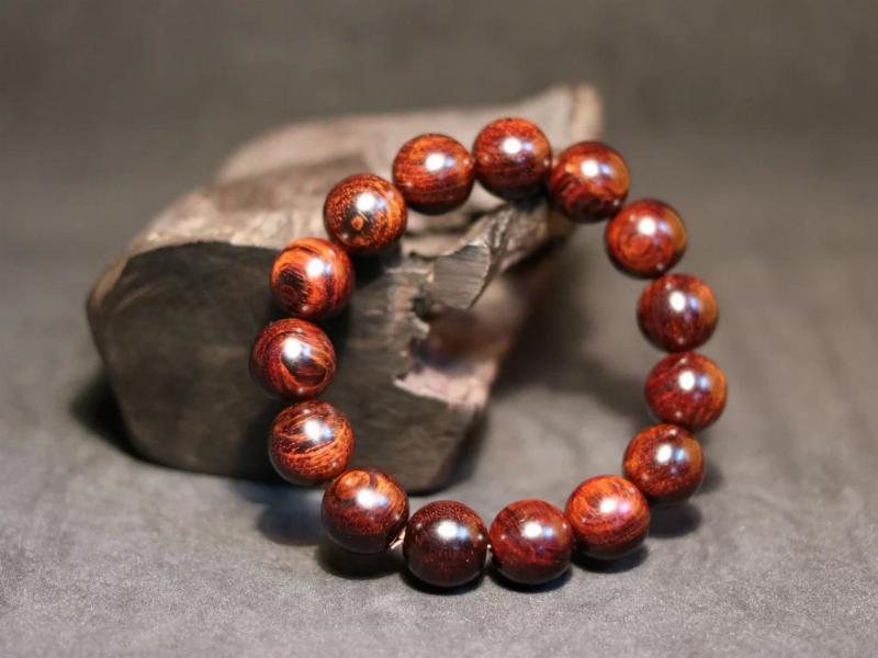 vòng tay trầm hương nữ mệnh hỏa hợp mệnh giúp thu hút may mắn