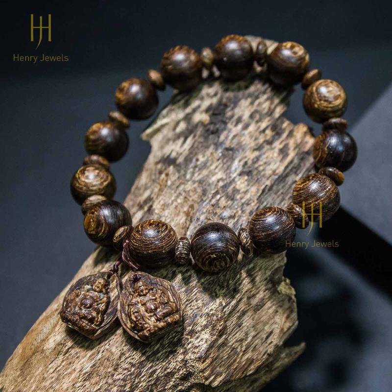 Vòng tay trầm hương sánh kết hợp charm bạc hình Phật Di Lặc