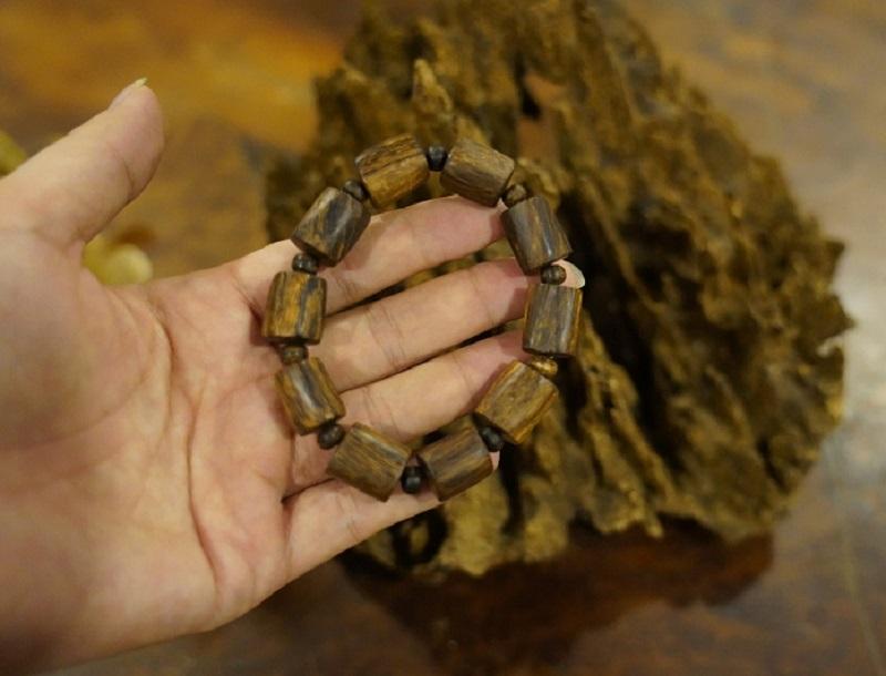 vong-tay-tram-ky-nam-cao-cap-phong-thuy