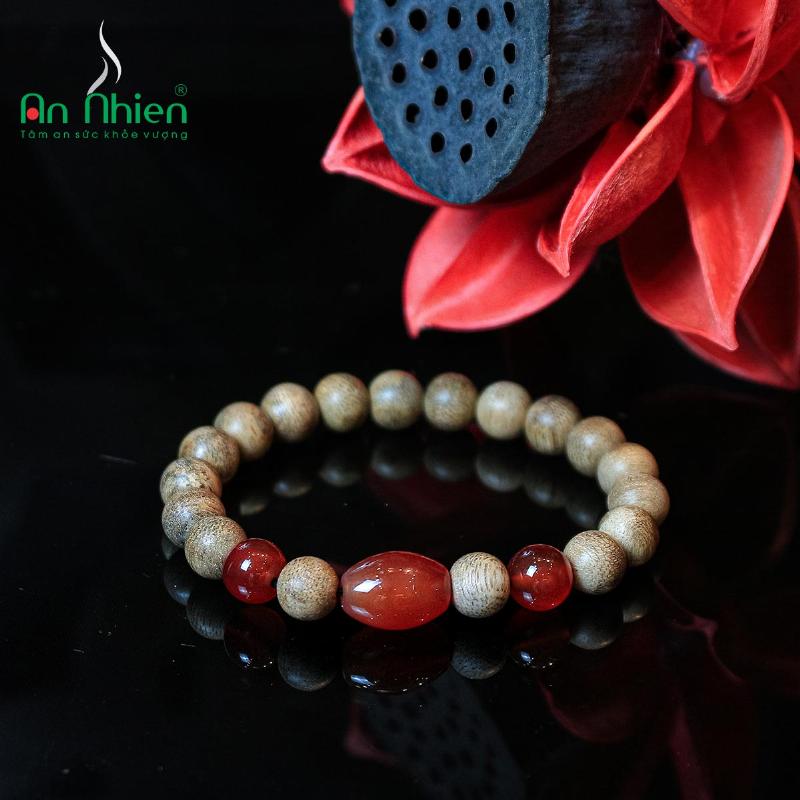 Vòng trầm hương handmade với thiết kế tinh tế phù hợp với nữ mệnh Thủy