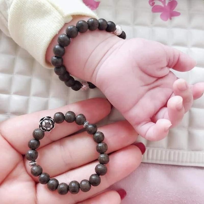 Vòng trầm hương hạt tròn phối thạch anh trắng, mang lại may mắn và bình an