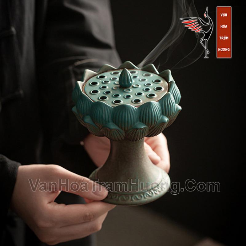 Vòng trầm hương nữ chạm khắc hoa văn tinh xảo, tỉ mỉ